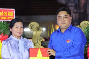 共青团胡志明市市委书记、胡志明市越南青年联合会主席吴明海向烈士家属移交烈士遗像。