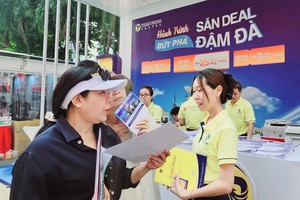 由华人陈侨汉主理的顺捷旅行社向客户推介新产品。