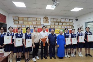 市华文教育辅助会奖励文朗学校优秀生。