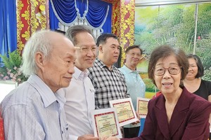 市各民族文学艺术协会原主席刘金华向人民艺人张路颁发奖项。