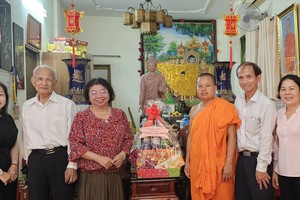 值高棉族同胞傳統新年，市各民族文學藝術協會探访各高棉族寺廟。