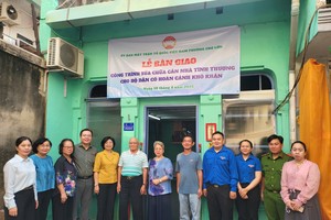 华人企业吕永雄（左六）赞助华人贫困户修建房屋。