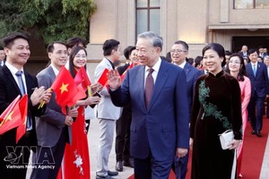 党中央总书记、国家主席苏林和夫人吴芳璃及越南高级代表团走访越南驻中国大使馆。