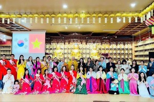 代表们和越侨佛子合影。