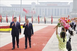 中共中央总书记、中国国家主席习近平，越南党中央总书记、国家主席苏林与中国少儿在欢迎仪式上。