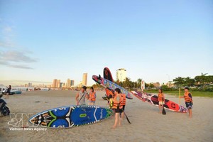 游客在岘港体验海上运动服务。