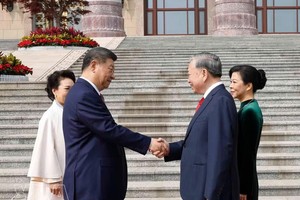 中共中央总书记、国家主席习近平和夫人热情欢迎越南党中央总书记、国家主席苏林和夫人。