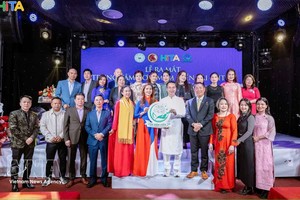 各位代表和嘉宾合影。