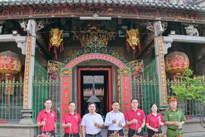 堤岸坊送盘景给穗城会馆。