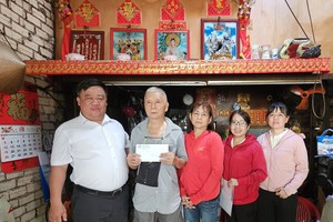 鸣凤坊人委会副主席周建光探访华人残疾人士黄虾大伯。