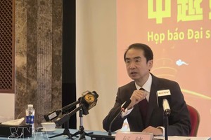 中国驻越南大使何炜在中越媒体吹风会上接受记者采访。