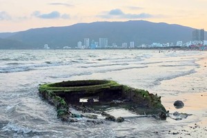 在潮水大幅退去时，居民和游客在归仁海滩一带发现疑似坦克残骸的物体浮出水面。