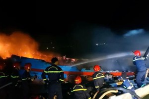 顺化夜间一艘渔船发生猛烈火灾