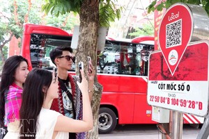 游客用手机扫描了解旅游目的地相关信息。