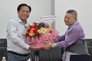 杭慰瑶主席(右)代表商会送礼物给Cholimex Food公司。