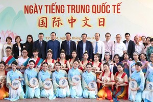 国际中文日活动各代表与师生齐聚一堂合影留念。