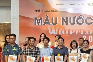 华人画家张家俊（左一）荣获三等奖。