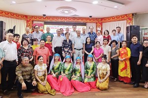 市民族模范艺人及会员聚会。