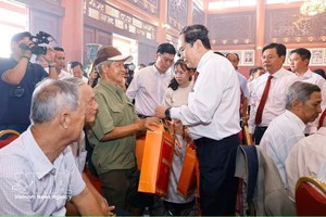 国会主席向当地伤残军人和对革命有功人员赠送慰问品。