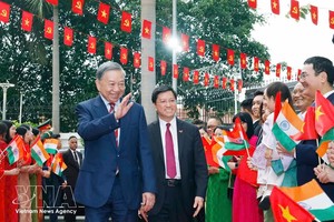 党中央总书记、国家主席苏林与越南驻印度大使馆干部、工作人员及旅印越南人会面。