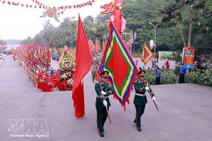 仪仗队前往位于富寿省义岭山的雄王祭祖圣地。