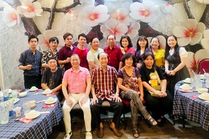 华人文艺分会聚会交流。