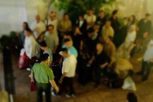 胡志明市公安厅工作组配合有关职能单位接收33名被美国遣返回国的越南公民 
