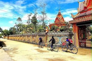 金瓯优先发展少数民族地区的人力资源和基础设施建设。
