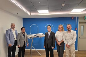 越南驻以色列商务参赞黎泰和（中）及越南驻以色列大使馆代表严春海灯、与以色列航空公司商务总经理及领导层合影。