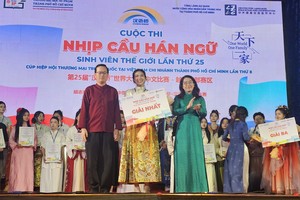 中国驻胡志明市总领事馆副总领事长徐州颁发一等奖。