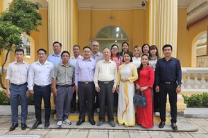 麦剑雄中学校委与各领导、代表合照。