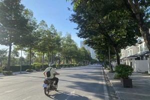 河内从清晨开始持续晴热，预示着又一个酷热高温天气。 