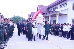 迎接英雄烈士回归祖国。