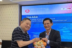 杭慰瑶主席送花感谢黄青田博士。