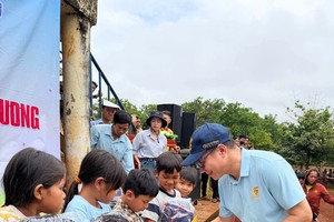 顺捷旅行社庆祝成立21周年 慰问贫困群众 关爱乡村儿童