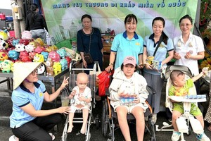 越华国际学校向病童、孤儿赠送礼物。