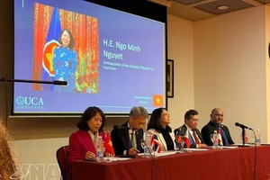 越南驻阿根廷大使吴明月在向阿根廷天主教大学（UCA）广大教授、讲师和学生发表讲话。图自越通社