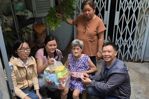 温陵会馆关爱贫困孤寡长者。