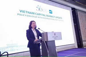 越南国家证券委员会主席武氏真芳在座谈会开幕式上致辞。图自越通社