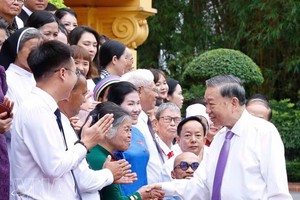 党中央总书记、国家主席苏林6月10日在河内亲切会见参加越南电视台“善举”节目的100位代表。