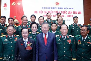 党中央总书记、国家主席、中央军委书记苏林同各位代表合影。