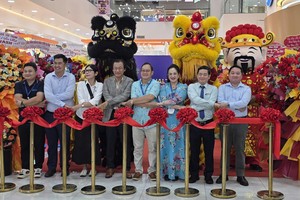 图: OmyWash 自助洗烘站开张剪彩仪式。