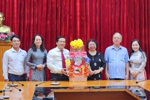 市各民族文学艺术协会代表团前来本报探访并致以节日祝贺。