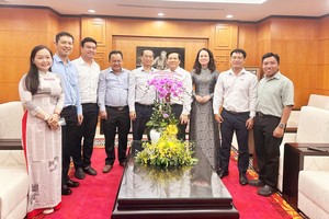 堤岸坊领导探访本报祝贺革命报刊日。