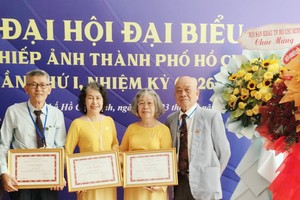 华人摄影家曾善基、刘佩欐、杨秀兰获表彰。