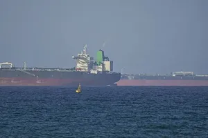 油轮驶经霍尔木兹海峡。图：新华社（THX）。