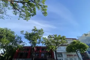 河内晴空烈日，天气炎热。