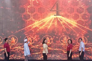 堤岸坊举行纪念西贡—嘉定市正式以胡志明主席名字命名50周年启动仪式。