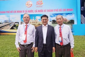 市人委会副主席阮孟强与穗城会馆理事长卢耀南、崇正会馆理事长郑鑫发在西贡—嘉定市荣幸以胡志明主席名字命名50周年纪念仪式后合照。