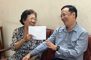 左关坊党委书记高山安亲自探访慰问华人革命有功者李金梅。